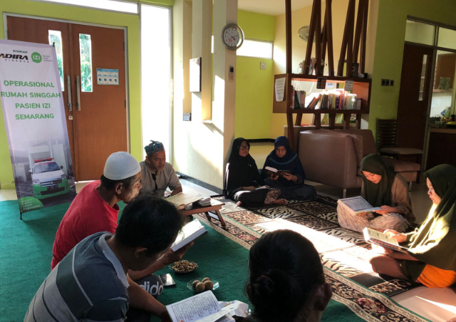 Ust. Abdur Temani Istri & Ajarkan Ngaji di RSP IZI Jateng- Adira Finance Syariah