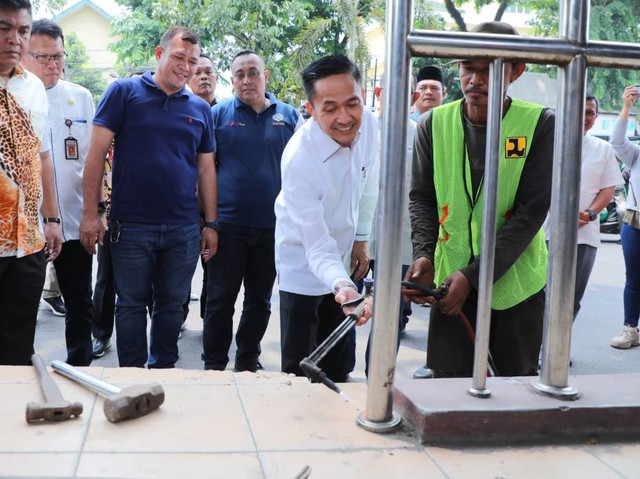 Pj Wali Kota Palembang, Ratu Dewa, secara melakukan penghapusan perdana halte bus di Palembang. (ist)