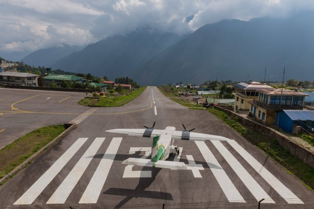 Pesawat yang hendak terbang dari Lukla Airport. Foto: Shutterstock