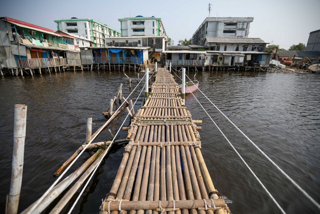 Kondisi rumah warga di Muara Baru Kelurahan Penjaringan, Jakarta, yang terdampak proyek tanggul laut raksasa, Jumat (6/10). Foto: Aditia Noviansyah/kumparan