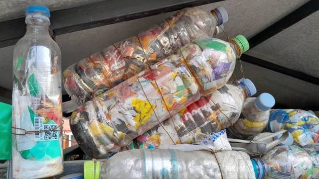 Ilustrasi ecobrick berupa botol plastik yang berisi limbah padat. Foto: Pixabay