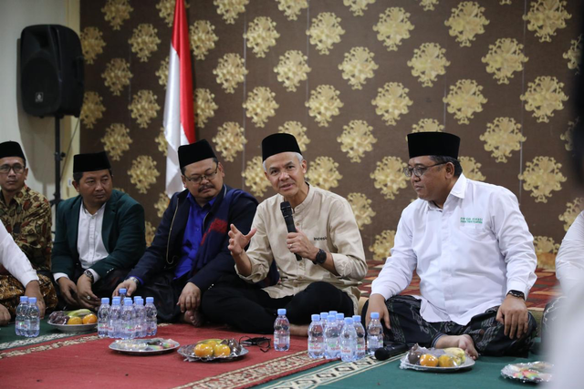 Bacapres Ganjar Pranowo bersilaturahmi bersama ulama dan pimpinan Pondok Pesantren se-Bekasi Raya berkumpul di Pondok Pesantren Motivasi Indonesia, Burangkeng, Kecamatan Setu, Kabupaten Bekasi pada Jumat (6/10/2023). Foto: Dok. Istimewa