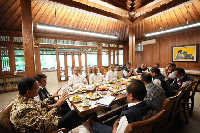 Bacapres Anies saat disambangi para purnawirawan tinggi TNI dan Polri yang tergabung dalam Perubahan dan Persatuan (FKP3) di kediamannya, Lebak Bulus, Cilandak, Jakarta Selatan pada Jumat (6/10). Foto: Dok. Istimewa