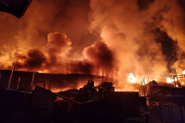 Kebakaran lapak barang bekas di Jalan Rusun RPTRA Albo Lestari, Cakung, Jakarta Timur, Jumat (6/10/2023). Foto: Twitter/@humasjakfire