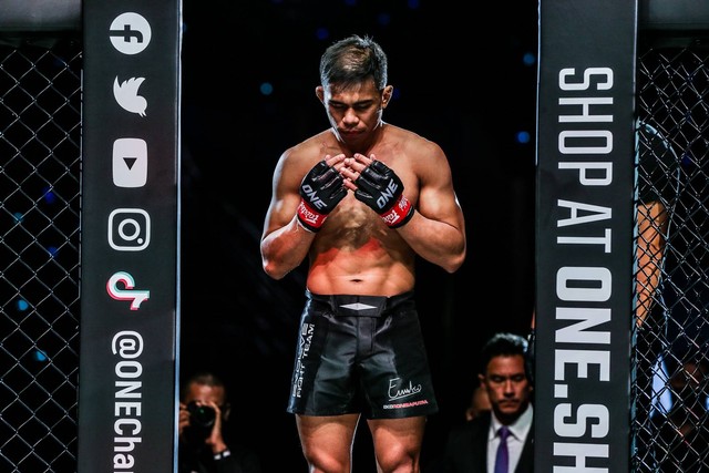 Eko Roni Saputra berdoa sebelum bertanding MMA di ONE Championship. Foto: ONE Championship