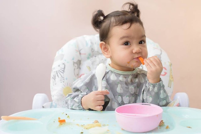 Ilustrasi anak makan sendiri. Foto: DUSITARA STOCKER/Shutterstock