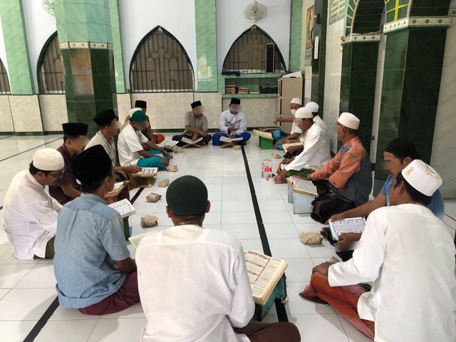 Warga Binaan Rutan Sumenep sedang melaksanakan kegiatan khotmil qur'an, Jum'at (6/10/2023) Sumber : Humas Rutan Sumenep