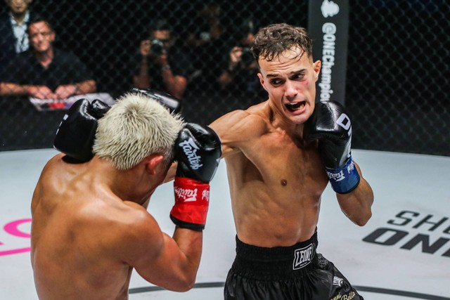 Jonathan di Bella (kanan) saat menghadapi Zhang Peimian. Foto: ONE Championship