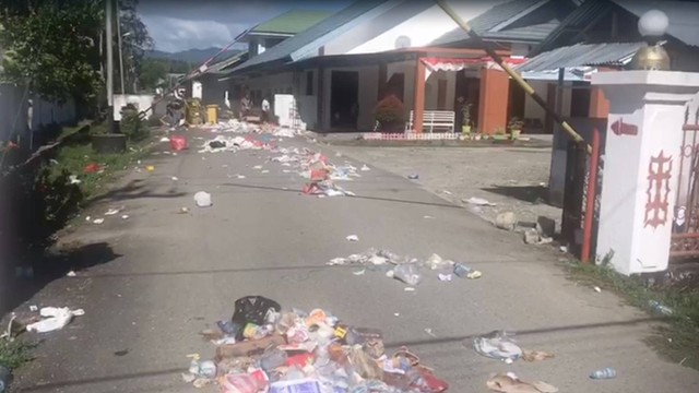 Sampah berserakan di RSUD Piru akibat protes petugas cleaning service. Dok: Ist.