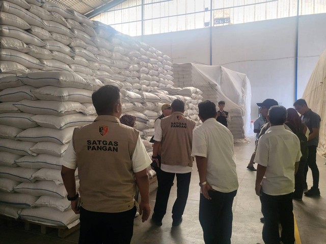 Satgas Pangan Polri memantau distribusi beras. Foto: Dok. Istimewa