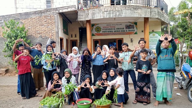 Tim PKM PM Universitas Diponegoro bersama remaja panti asuhan Al-Amanah Semarang usai melakukan kegiatan pemananen hasil budidaya akuaponik termodifikasi