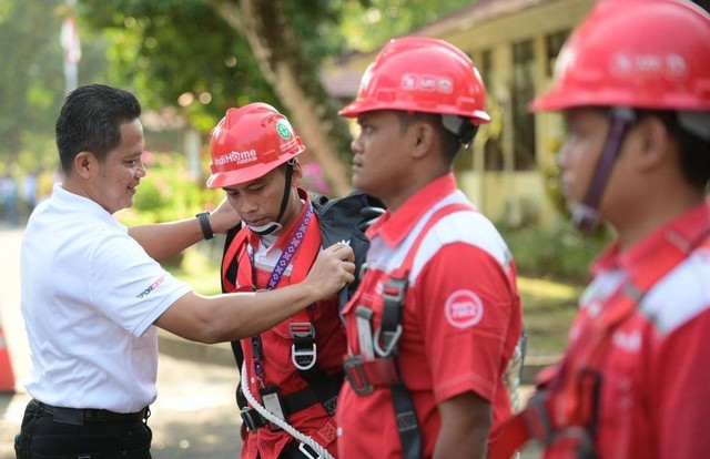 Ketua Satgas KTT AIS Forum 2023 TelkomGroup, Syaifudin secara simbolis menyematkan perlengkapan kerja kepada perwakilan teknisi lapangan yang bertugas dalam pengawalan infrastruktur, jaringan, dan layanan TelkomGroup selama penyelenggaraan KTT, Nusa Dua Bali (6/10). Foto: dok. Telkom