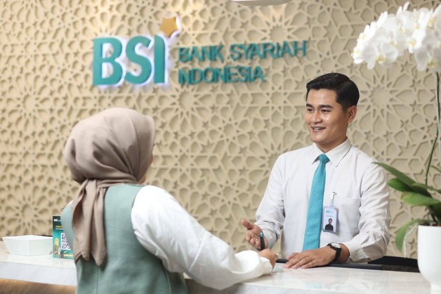 Petugas teller Bank Syariah Indonesia siap melayani setoran nasabah di beberapa outlet BSI selama akhir pekan dalam rangka mengisi Bulan Inklusi Keuangan (BIK) sepanjang Oktober 2023. Foto: dok. BSI