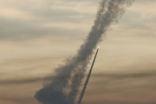 Roket ditembakkan oleh militan Palestina ke Israel, di Gaza, Sabtu (7/10/2023). Foto: Ibraheem Abu Mustafa/REUTERS