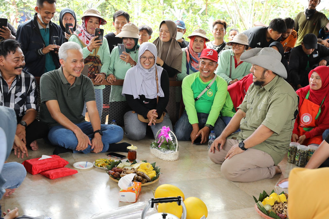 Bacapres Ganjar Pranowo berdialog bersama Petani Kota dan warga di Taman Agro Eduwisata di GSG 07, Kembangan, Jakarta Barat, Sabtu (7/10/2023). Foto: Dok. Istimewa