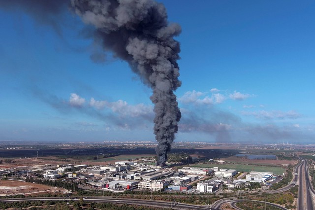 Asap terlihat di daerah Rehovot saat roket diluncurkan dari Jalur Gaza, di Israel, Sabtu (7/10/2023). Foto: Ilan Rosenberg/REUTERS