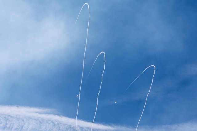 Sistem anti-rudal Iron Dome Israel mencegat roket yang diluncurkan dari Jalur Gaza, seperti yang terlihat dari Ashkelon di Israel selatan, Sabtu (7/10/2023). Foto: Ammar Awad/REUTERS