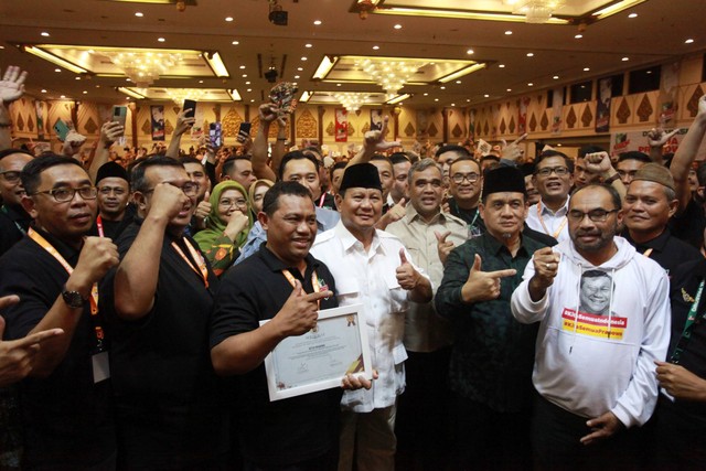 Bakal calon presiden (Bacapres) Prabowo Subianto (tengah) saat menghadiri deklarasi dukungan jaringan alumni Himpunan Mahasiswa Islam (HMI) yang tergabung dalam organisasi Setia Prabowo di Hotel Kartika Chandra, Jakarta, Sabtu (7/10/2023). Foto: Reno Esnir/ANTARA FOTO