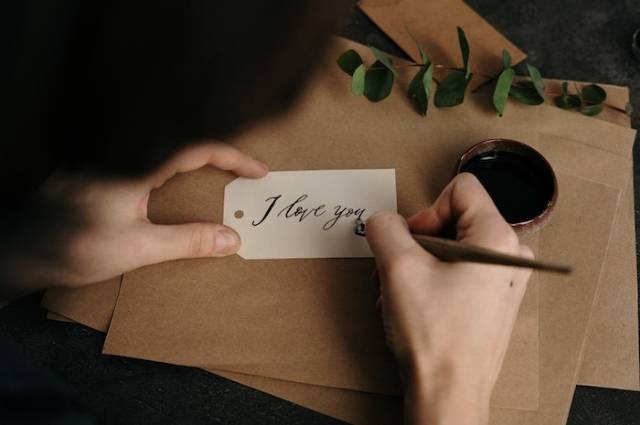 Ilustrasi cara membuat love letter, sumber foto: cottonbro studio by pexels.com