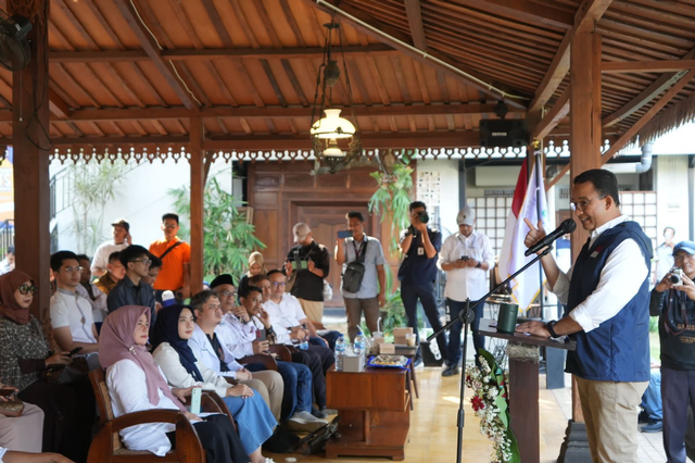 Bacapres Anies Baswedan saat berdialog bersama para dokter dan tenaga kesehatan RS Asri, Purwakarta, Jawa Barat pada Sabtu (7/10). Foto: Dok. Istimewa