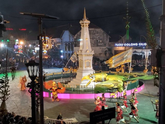 Suasana Wayang Jogja Night Carnival (WJNC) #8 yang dipusatkan di ikon Tugu Pal Putih, Sabtu (7/10/2023). Foto: M Wulan/Tugu Jogja