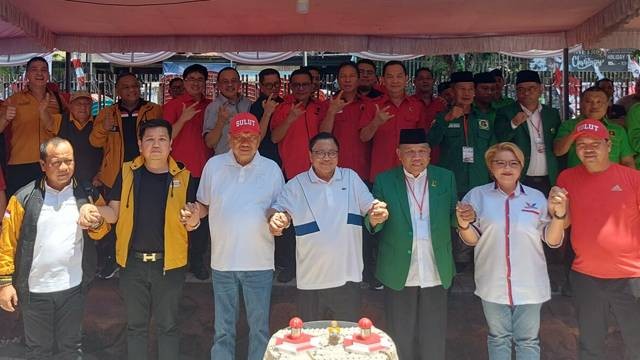 Oesman Sapta diapit oleh sejumlah Ketua Partai pendukung Ganjar Pranowo di Sulawesi Utara saat peresmian Sekretariat Pemenangan Ganjar. 