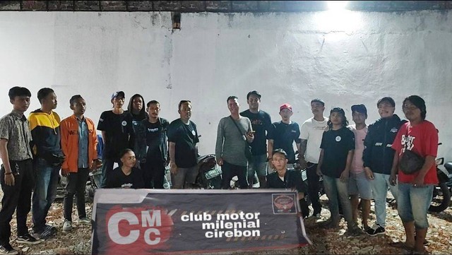 Anggota dan pengurus Club Motor Millenial Cirebon menyatakan dukungannya kepada Gibran Rakabuming Raka untuk maju di kancah politik nasional. Foto: Tarjoni/Ciremaitoday