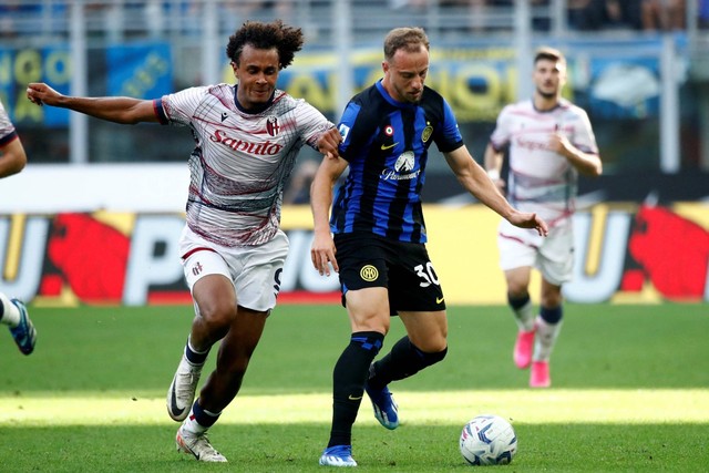 Pemain Bologna Joshua Zirkzee beraksi bersama pemain Inter Milan Carlos Augusto di San Siro, Milan, Italia, Sabtu (7/10/2023). Foto: Alessandro Garofalo/REUTERS