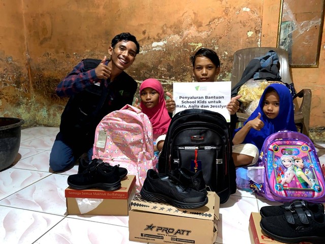 Dompet Dhuafa Waspada berikan bantuan biaya dan alat sekolah bagi 3 bersaudara untuk kembali mengeyam pendidikan. (Jumat, 6/10)
