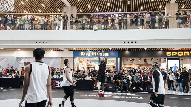 Ajang Road to 3x3 Indonesian League digelar di Green Sedayu Mall, Jakarta, pada Sabtu (7/10). Turnamen ini digelar sebagai test event Liga Basket 3x3 perdana di Indonesia. Foto: Basket ID