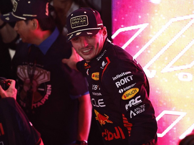 Max Verstappen selebrasi usai balapan sprint race Formula 1 Qatar 2023 yang digelar di Sirkuit Internasional Lusail, Lusail, Qatar, Sabtu (7/10). Foto: Hamad I Mohammed/REUTERS