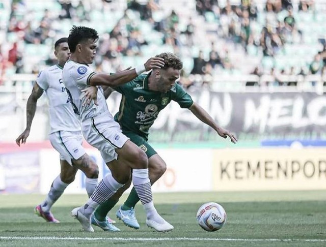 Laga Persebaya vs Persib Bandung di Stadion GBT Surabaya, Sabtu (7/10) sore. Foto: Official Persebaya