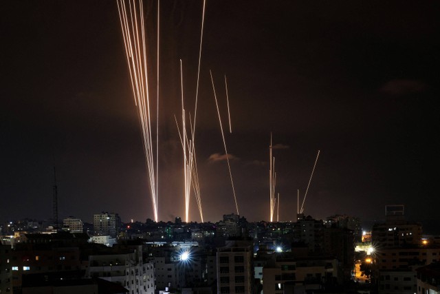 Roket yang ditembakkan militan Palestina dari Kota Gaza, Sabtu (7/10/2023).  Foto: MAHMUD HAMS/AFP