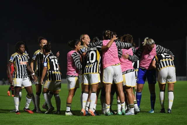 Selebrasi Juventus saat mengalahkan AC Milan dengan skor tipis 1-0 di Liga Italia Wanita, Minggu (8/10). Foto: Twitter/@JuventusFCWomen