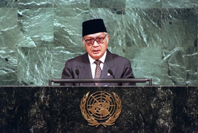 Presiden Soeharto memberikan pidato di Majelis Umum PBB, pada 24 September 1992. Foto: MARK PHILLIPS / AFP