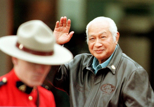 Presiden Soeharto melambaikan tangan saat ia tiba pada pertemuan puncak kelompok Kerja Sama Ekonomi Asia Pasifik (APEC) di Museum Antropologi Universitas British Columbia di Vancouver, Kanada, pada 25 November 1997. Foto: JOHN GIBSON / AFP