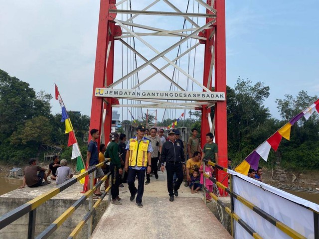 Ketua Komisi V DPR RI, Lasarus ketika melintas di jembatan Sebadak, Kecamatan Ketungau Hulu, Kabupaten Sintang, yang baru saja diresmikan.Foto: Yusrizal/Hi!Pontianak