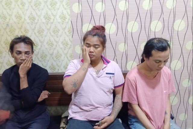 3 orang waria yang melakukan penyekapan dan dugaan pelecehan terhadap seorang driver ojol di Padang. Foto: Dok. Istimewa