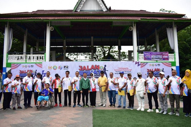 Wali Kota Pontianak Edi Rusdi Kamtono foto bersama para atlet dan pelatih yang telah berkiprah dalam dunia olahraga di Kota Pontianak. Foto: Dok. Prokopim Pemkot Pontianak
