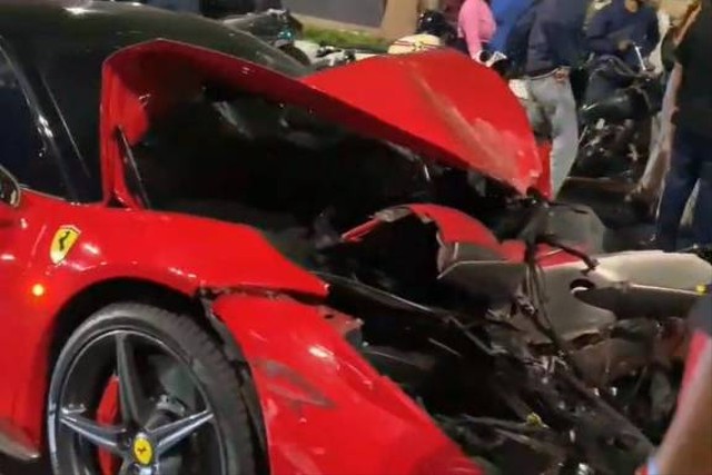 Kondisi Ferrari yang menabrak 5 kendaraan di Bundaran Senayan. Foto: Instagram/@aritosca_