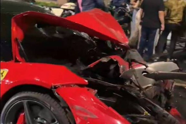 Kondisi Ferrari yang menabrak 5 kendaraan di Bundaran Senayan. Foto: Instagram/@aritosca_