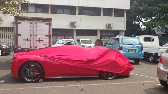 Mobil Ferrari terparkir di tengah-tengah mobil yang terlibat lakalantas di Subdit Gakkum, Tebet, Jakarta Selatan, Minggu (8/10/2023). Foto: Hedi/kumparan