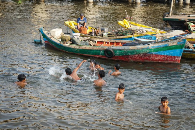 Sejumlah anak-anak bermain di laut pesisir Cilincing, Jakarta Utara, Minggu (8/10/2023). Foto: Iqbal Firdaus/kumparan