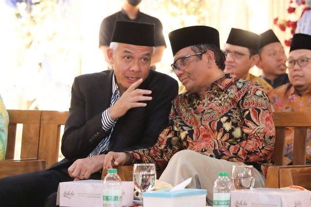 Ganjar akrab dengan Mahfud MD di acara ngunduh mantu pernikahan putra Mustofa Aqil Siroj. Foto: Dok. Istimewa