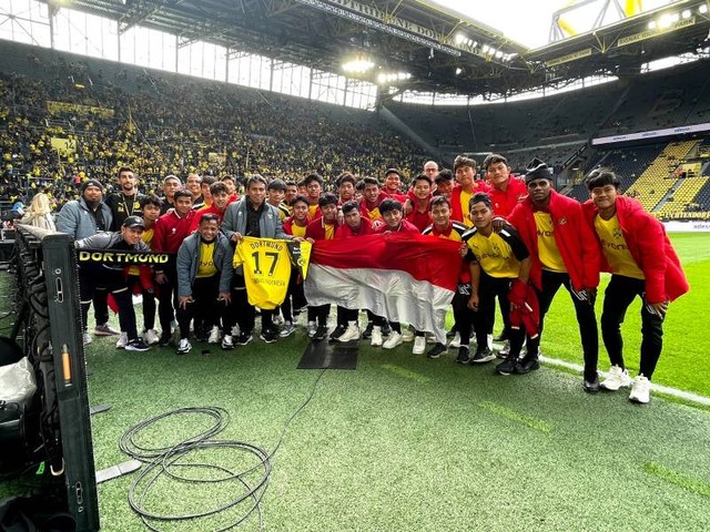 Timnas U-17 menyaksikan pertandingan Borussia Dortmund vs Union Berlin, Sabtu (7/10).
 Foto: PSSI