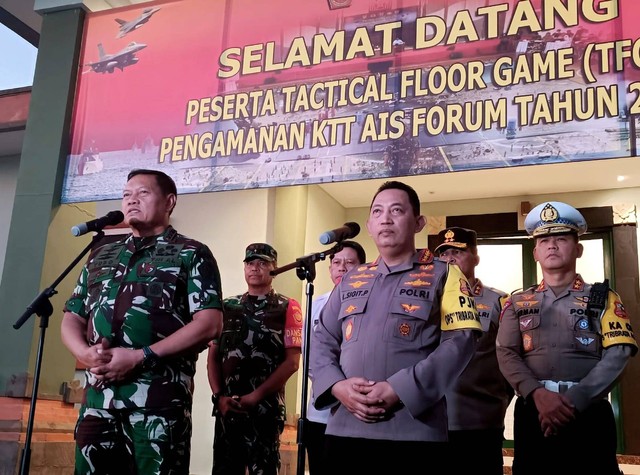 Panglima TNI Laksamana TNI Yudo Margono dan Kapolri Jenderal Listyo Sigit Prabowo jumpa pers pengamanan KTT AIS Forum 2023 di Gor Yudomo Kodam IX/Udayana, Bali, Minggu (8/10/2023). Foto: Denita BR Matondang/kumparan