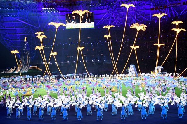 Sejumlah penari tampil pada penutupan Asian Games 2022 di Hangzhou Olympic Sports Centre Stadium, Hangzhou, China, Minggu (8/10/2023). Foto: M Risyal Hidayat/Antara foto 