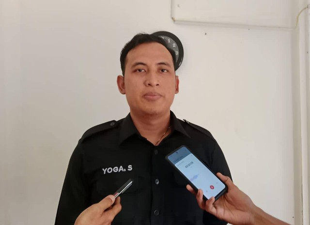 Wakil Ketua Komisi III DPRD Kabupaten Cirebon, Yoga Setiawan mengaku akan memanggil Bupati Cirebon untuk merapatkan masalah rumitnya mengurus PBG. Foto: Tarjoni/Ciremaitoday