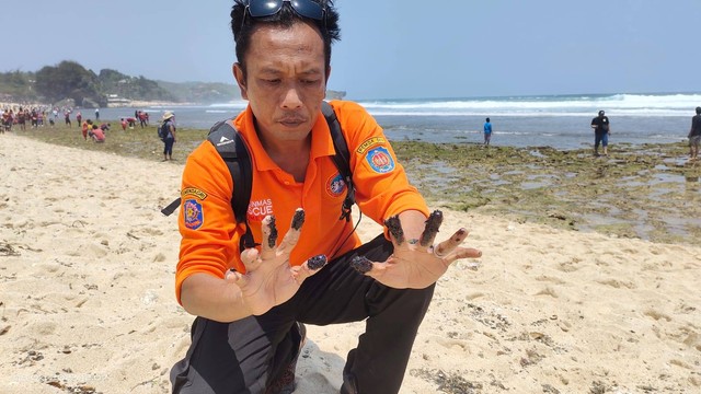 Petugas menunjukkan limbah di Pantai Slili dan Pantai Krakal, Gunungkidul. Foto: Satlinmas Rescue Istimewa Wilayah Operasi II 