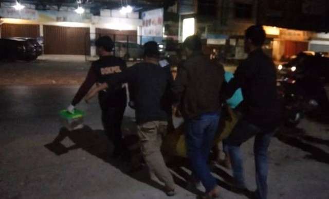 Polisi mengevakuasi korban ke RS Bhayangkara Kendari. Foto: Istimewa